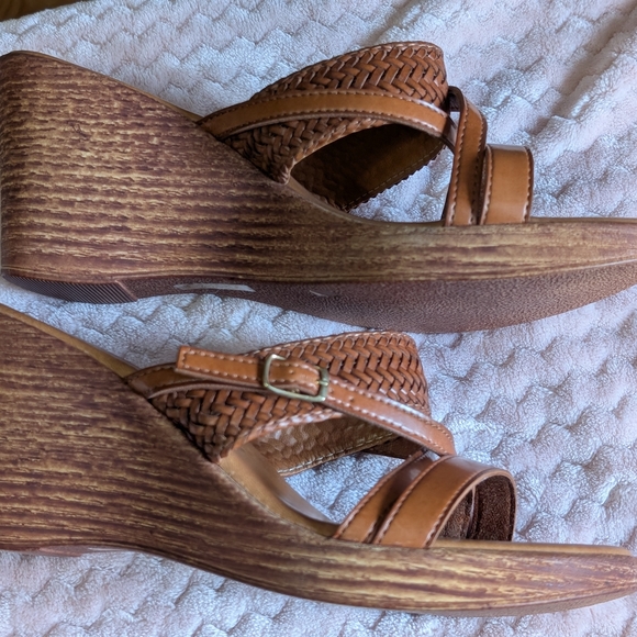 Italian Shoemakers Women's Tan Sandals. Mule Wedge Slip On. Size 8W - Picture 4 of 8